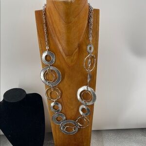 2.7.26-9 Gorgeous Chico’s Silvertone Circle Link Necklace (15”-17” +6” ext)